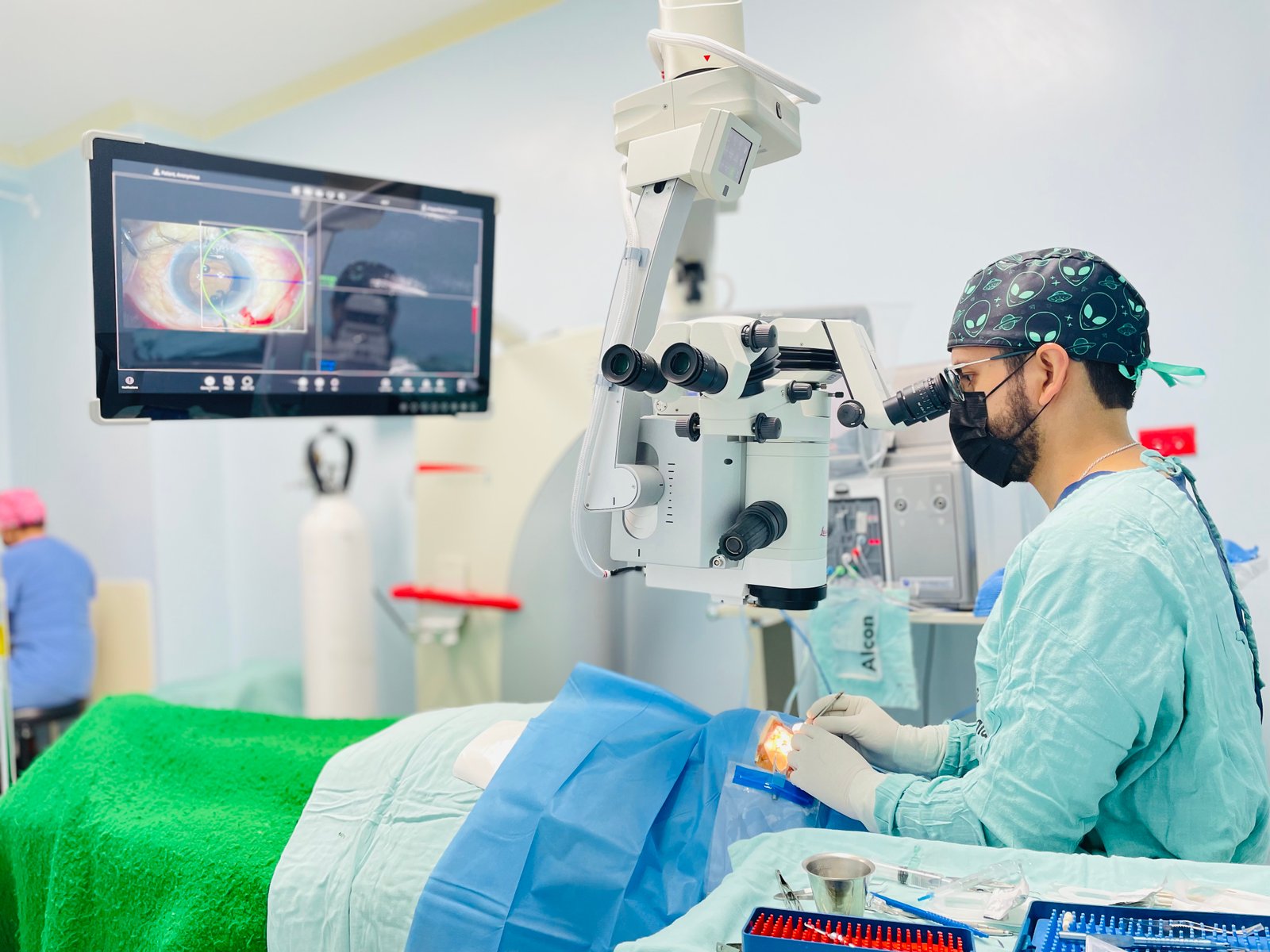 Dr. Bryan Gómez realizando cirugía de catarata en Guatemala