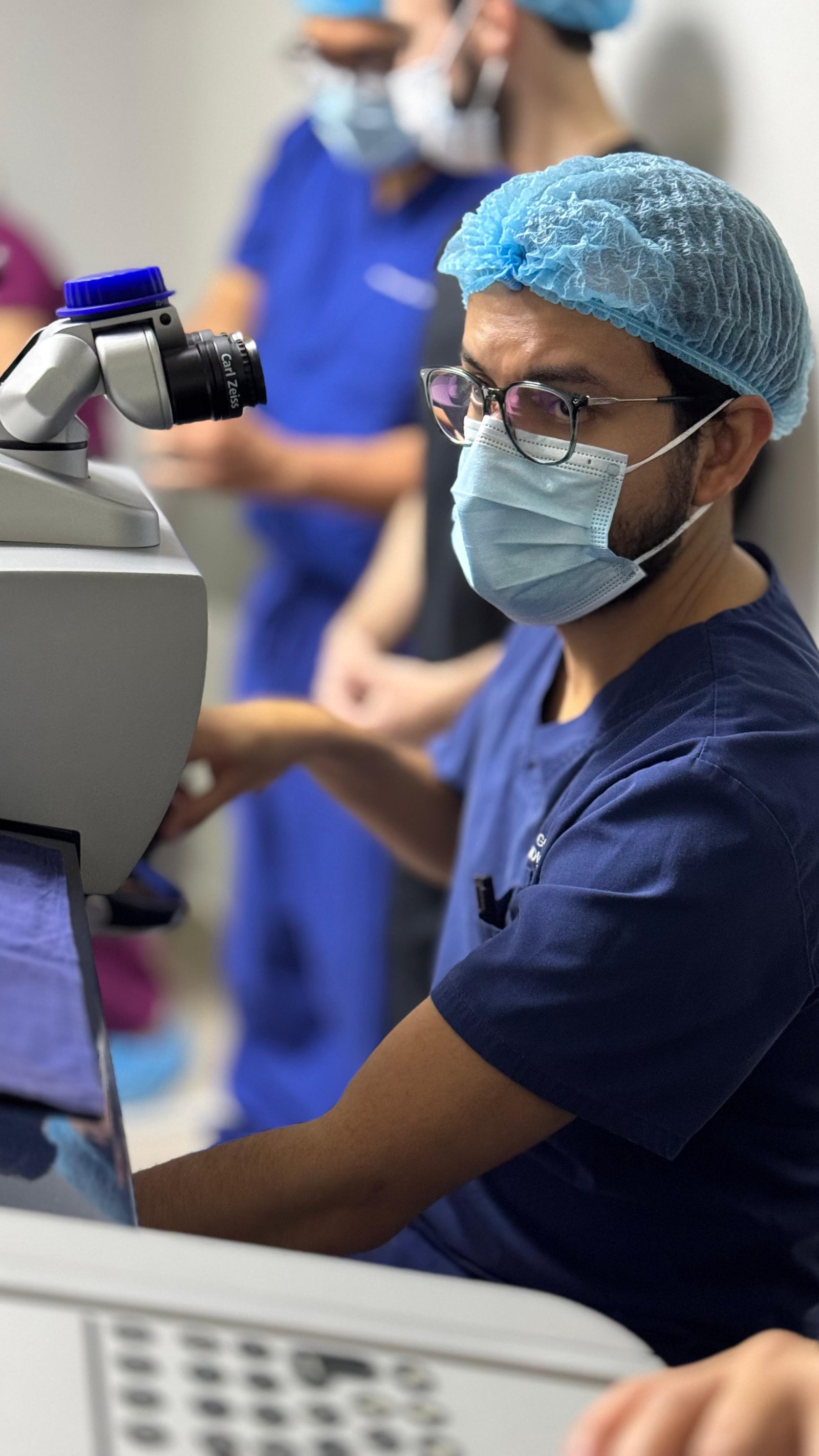 Dr. Bryan Gómez realizando cirugía láser LASIK en Guatemala