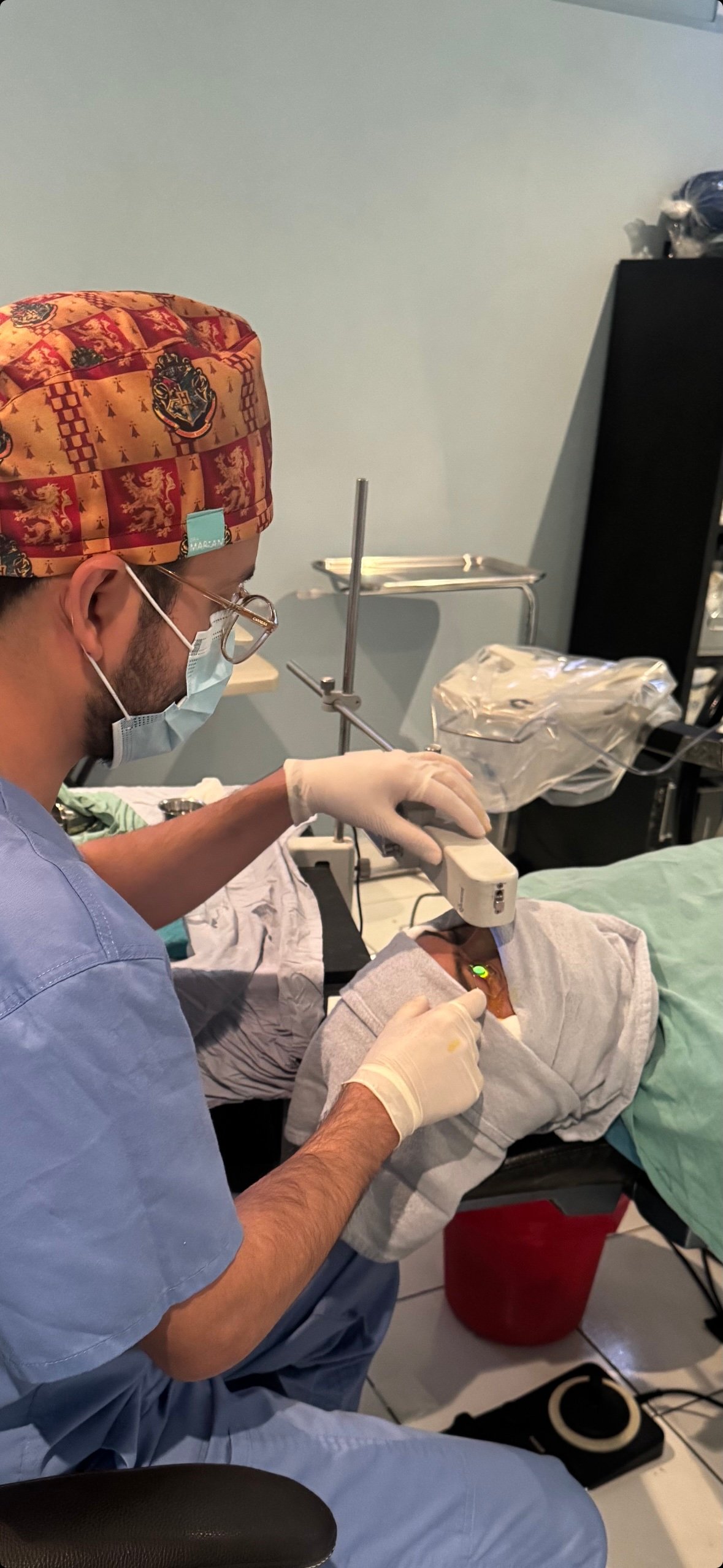 Dr. Bryan Gómez realizando crosslinking corneal para queratocono en Guatemala